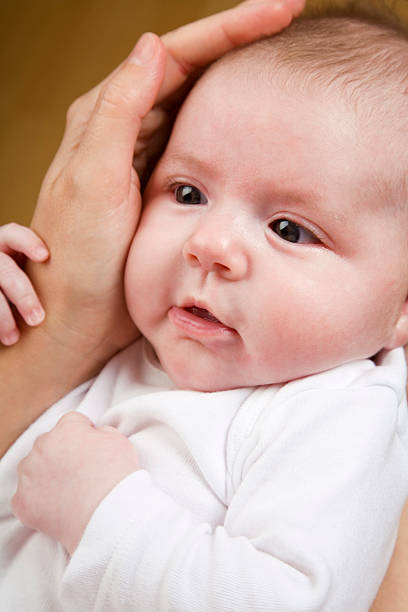 Refluks pri dojenčkih: Razumevanje težave in nežna pomoč z Bownovo terapijo