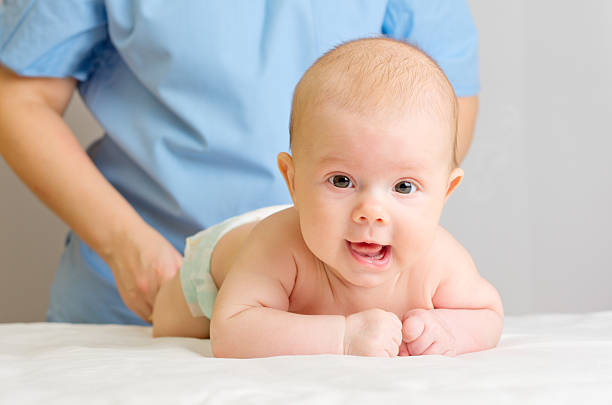 Trebušni krči pri dojenčkih in Bownova terapija: Nežna pomoč za mirnejše začetke